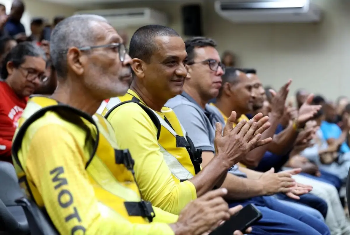 Mais de 200 mototaxistas e motofretistas do estado recebem certificados, kits de proteção e bags