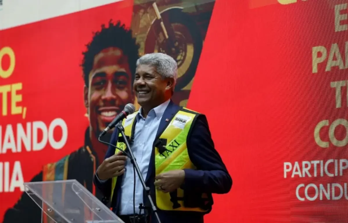 Mais de 200 mototaxistas e motofretistas do estado recebem certificados, kits de proteção e bags