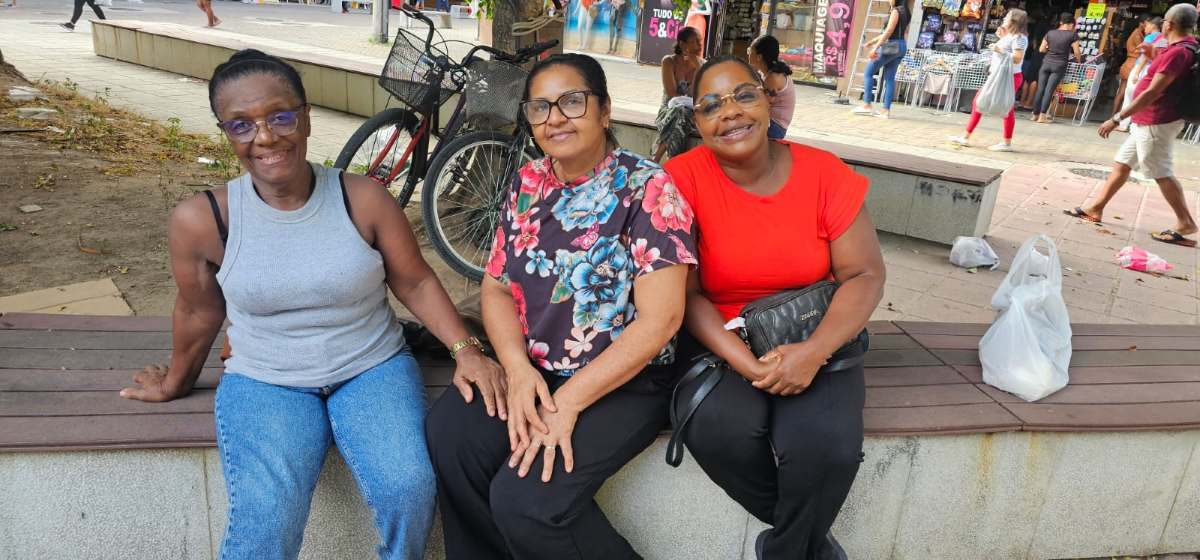Mulheres dizem que estão bebendo mais água e saindo de casa mais cedo | Foto: Paulo José/ Acorda Cidade