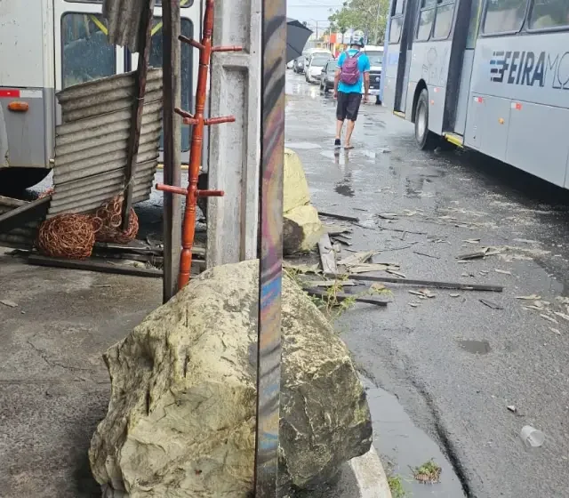 Ônibus desgovernado colide com pedra e derruba fachada de loja de artesanato em Feira de Santana