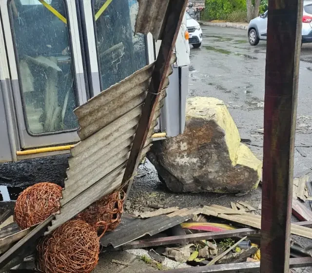 Ônibus desgovernado colide com pedra e derruba fachada de loja de artesanato em Feira de Santana