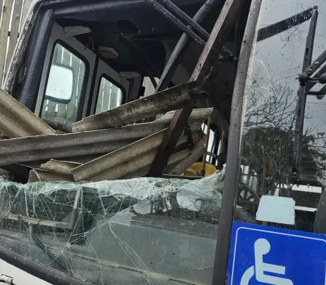 Ônibus desgovernado colide com pedra e derruba fachada de loja de artesanato em Feira de Santana