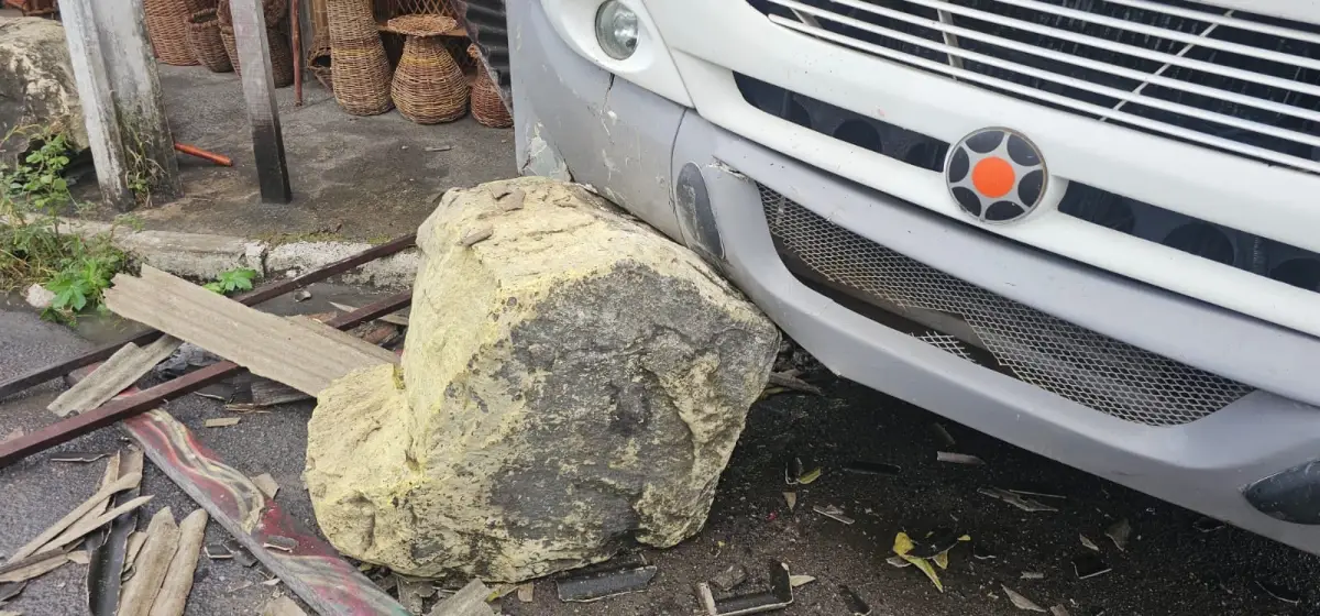 Ônibus desgovernado colide com pedra e derruba fachada de loja de artesanato em Feira de Santana