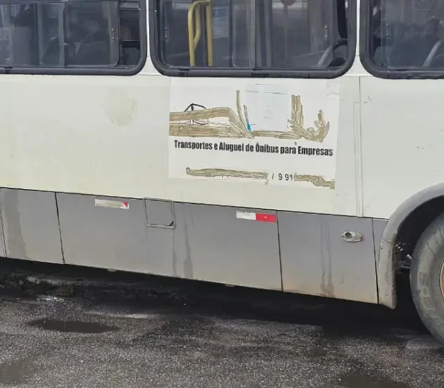 Ônibus desgovernado colide com pedra e derruba fachada de loja de artesanato em Feira de Santana