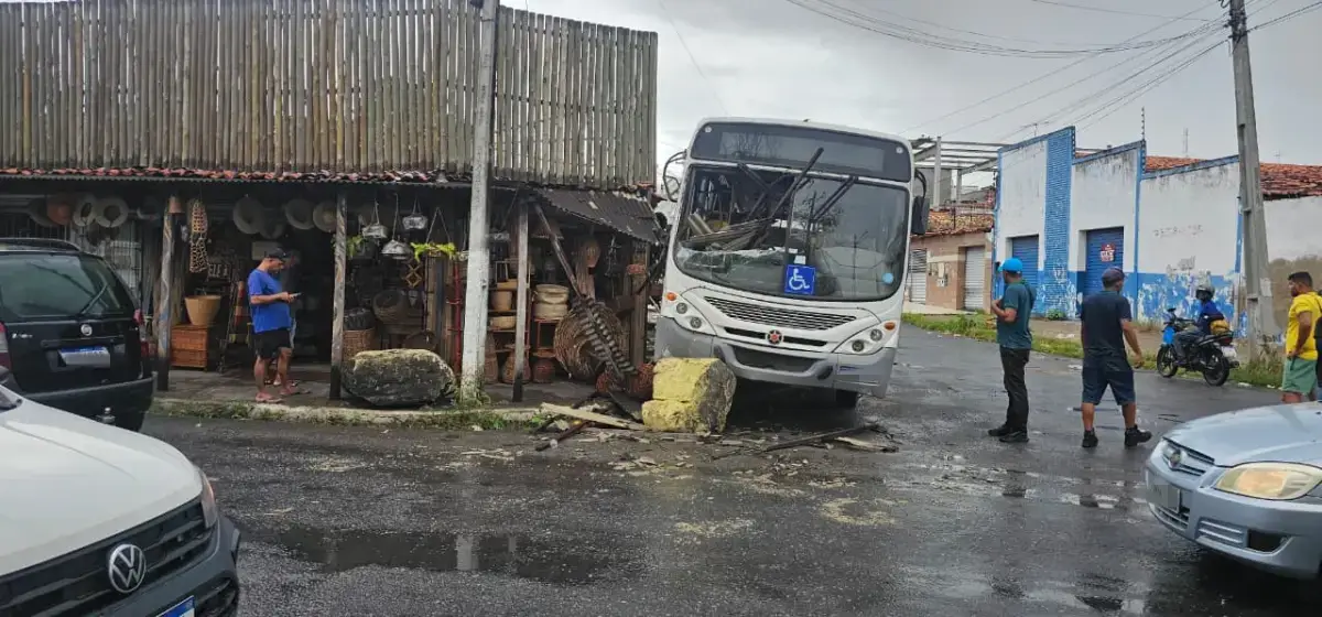 Ônibus desgovernado colide com pedra e derruba fachada de loja de artesanato em Feira de Santana