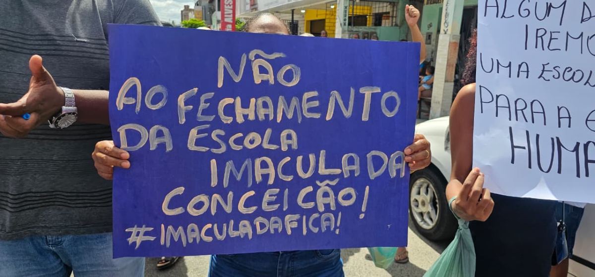 Pais protestam contra fechamento do Colégio Estadual Imaculada Conceição | Foto: Paulo José/ Acorda Cidade