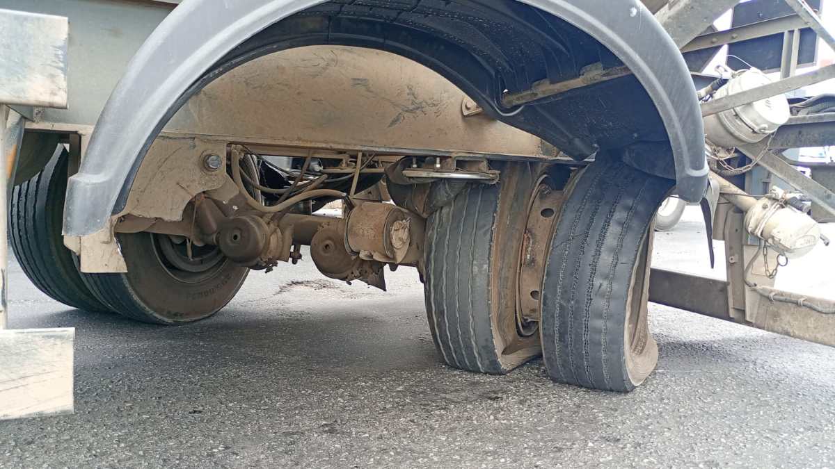 Pneu cedendo (carreta)