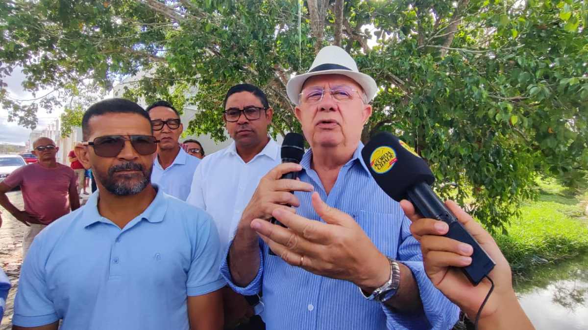 Prefeito José Ronaldo próximo à Lagoa do Chico Maia