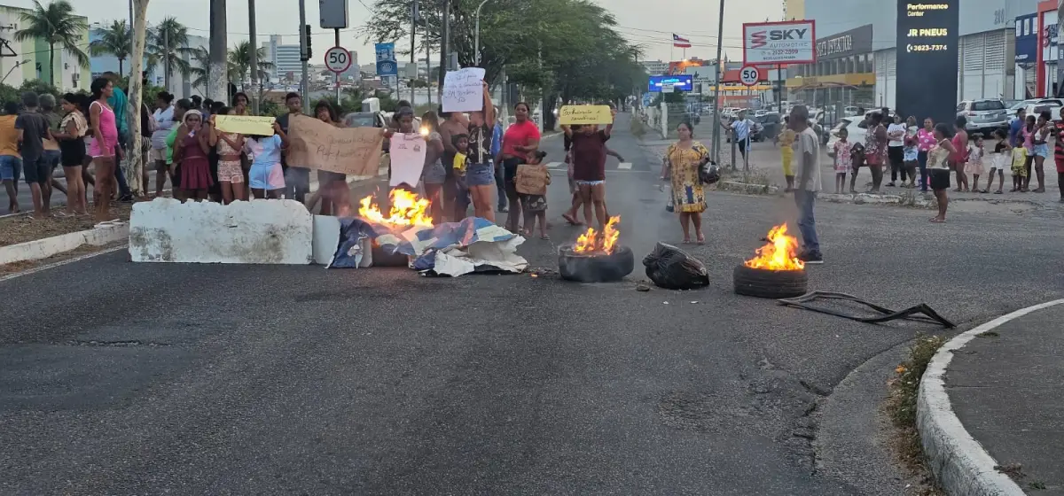 Protesto, pais bloqueiam avenida em Feira de Santana contra fechamento da Escola Eduardo Fróes da Mota