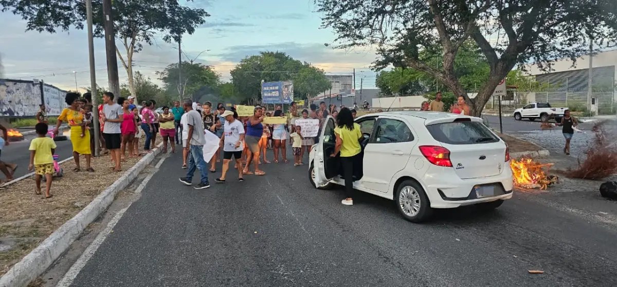 Protesto, pais bloqueiam avenida em Feira de Santana contra fechamento da Escola Eduardo Fróes da Mota