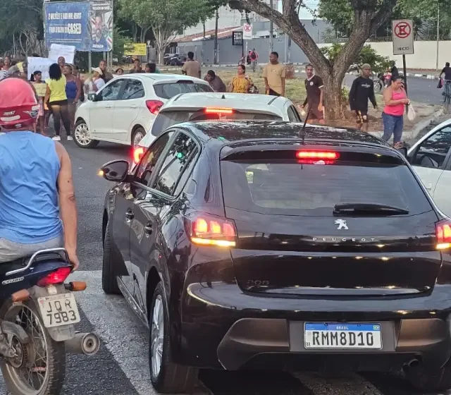 Protesto, pais bloqueiam avenida em Feira de Santana contra fechamento da Escola Eduardo Fróes da Mota