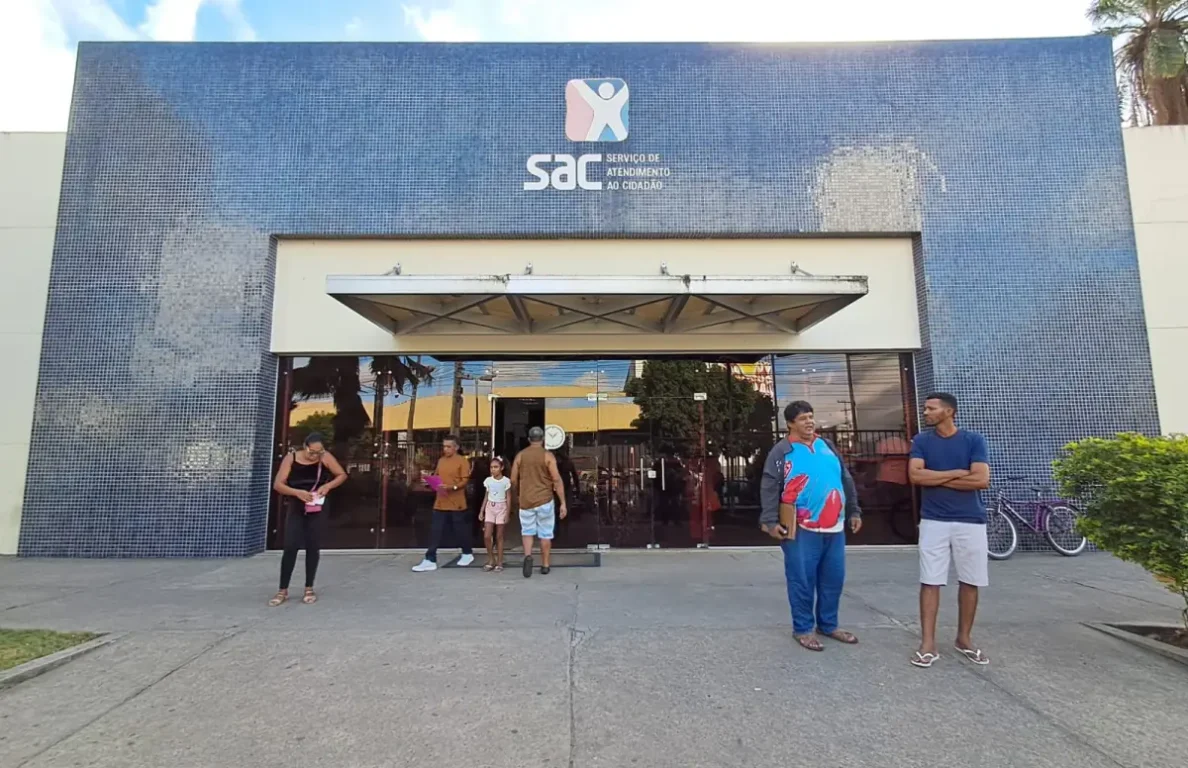 Alta demanda no SAC forma longas filas e deixa moradores sem atendimento