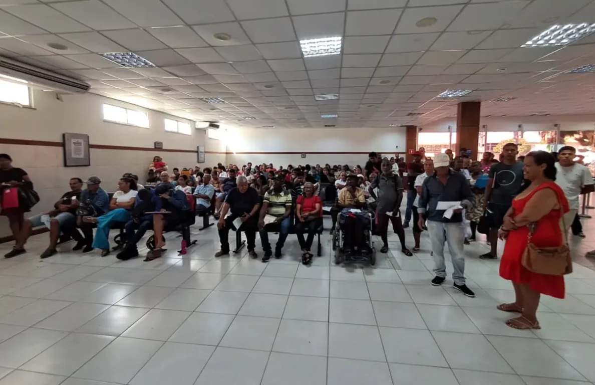 Alta demanda no SAC forma longas filas e deixa moradores sem atendimento