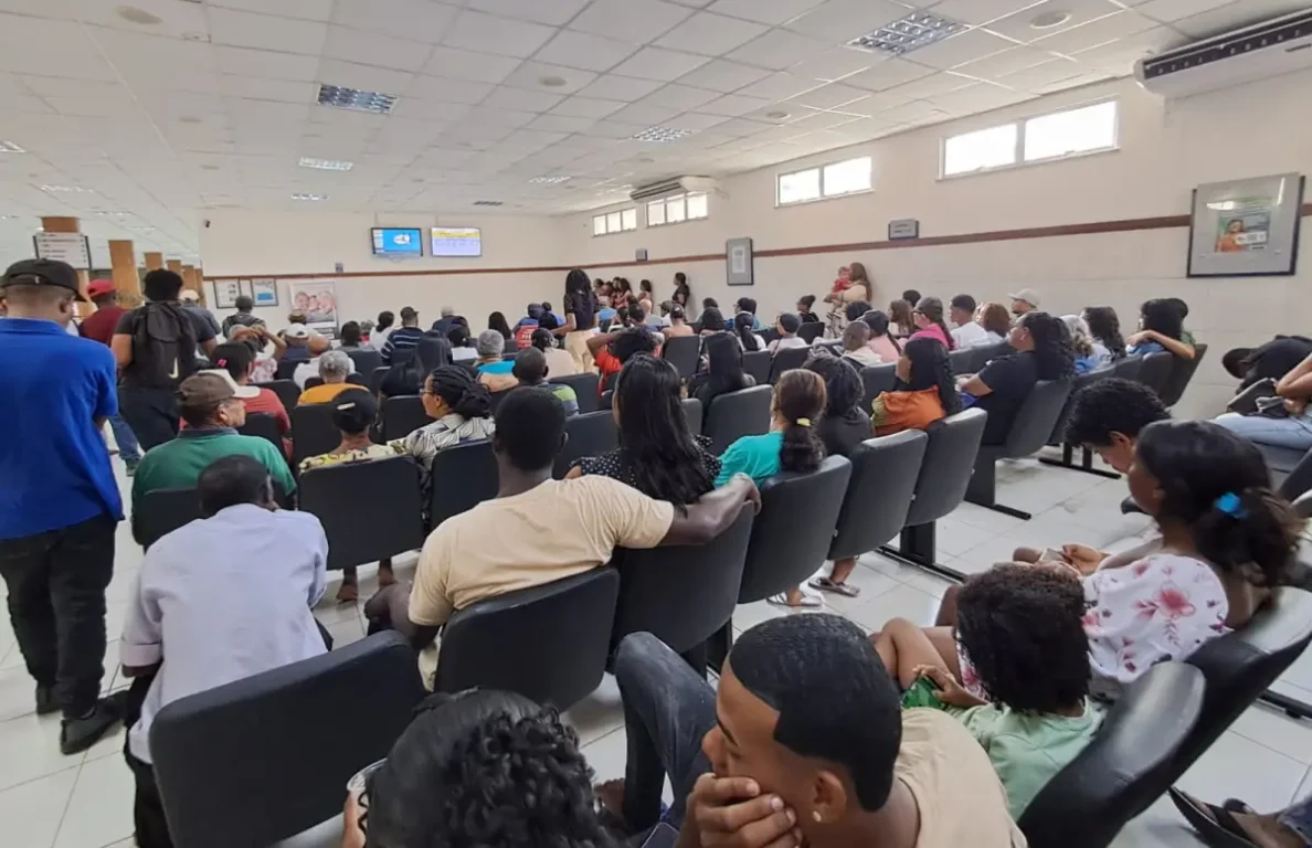Alta demanda no SAC forma longas filas e deixa moradores sem atendimento
