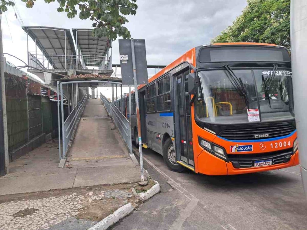 Sanitário público a céu aberto provoca transtornos ao lado do Terminal Central