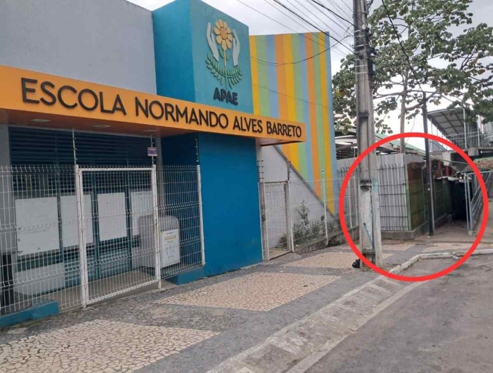 Sanitário público a céu aberto provoca transtornos ao lado do Terminal Central