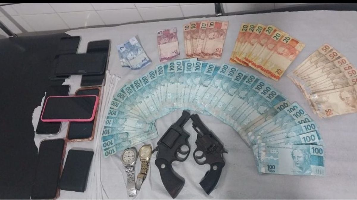 Suspeitos de assalto a comércio são presos com armas, celulares e dinheiro em Conceição do Jacuípe