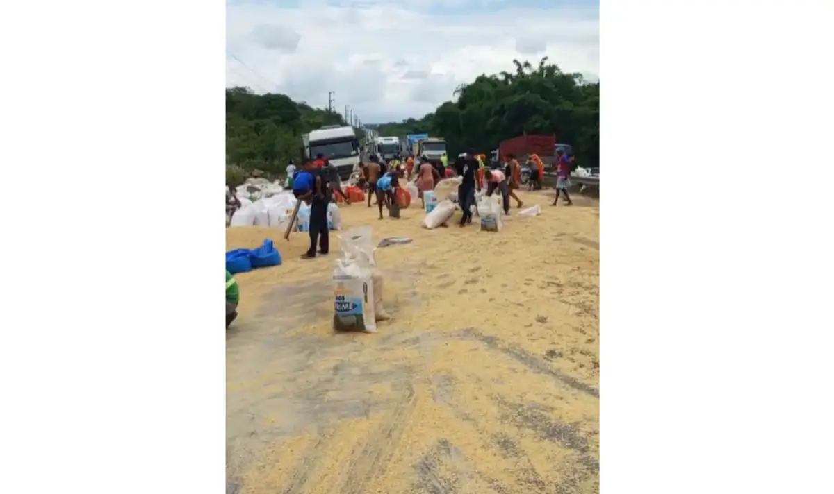 Carreta tomba na BR-324 e causa congestionamento sentido Salvador; carga de soja foi saqueada