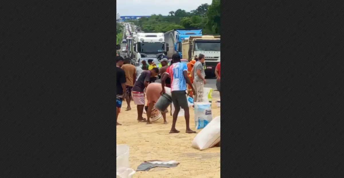 Carreta tomba na BR-324 e causa congestionamento sentido Salvador; carga de soja foi saqueada
