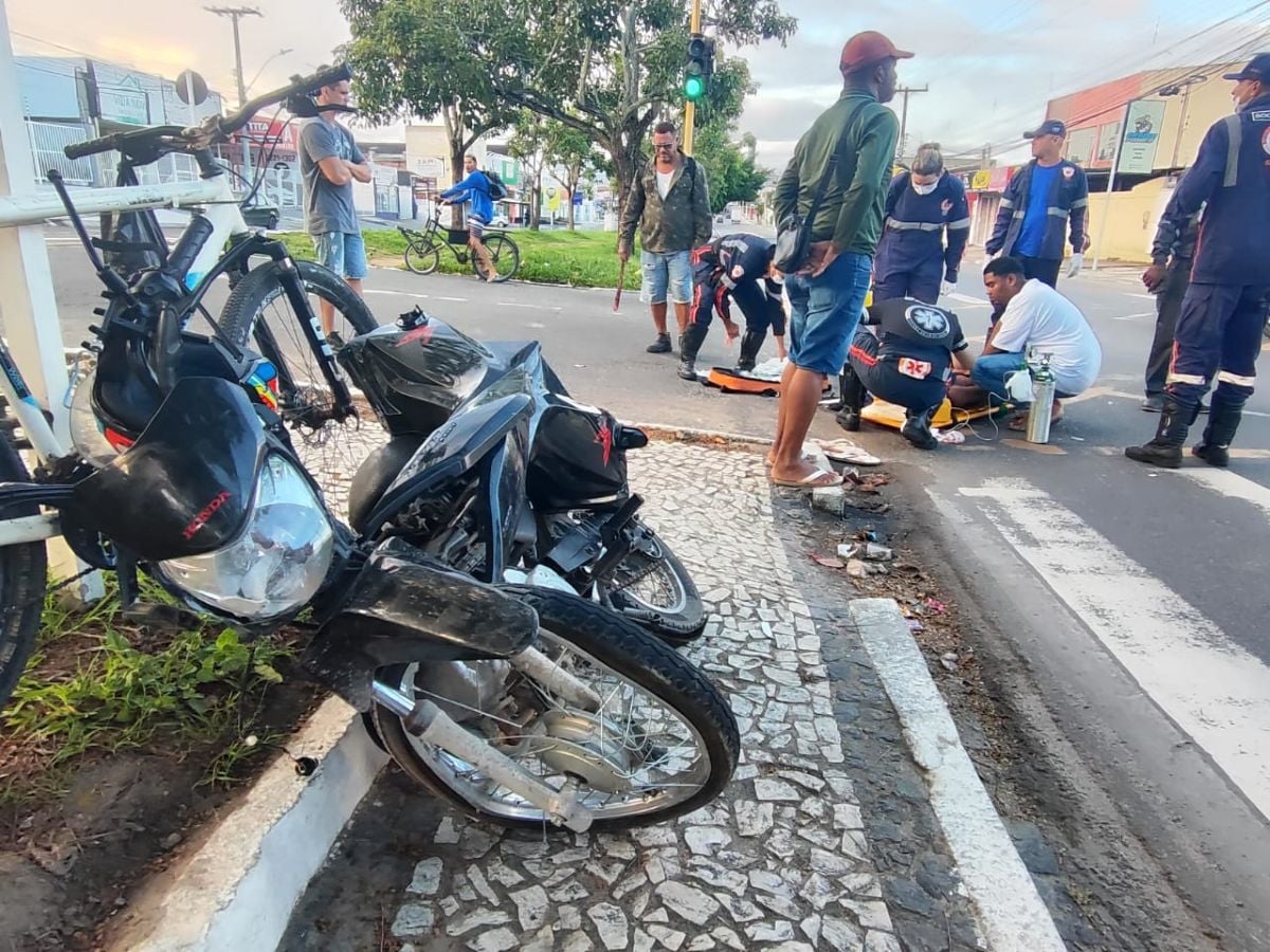 Clériston Andrade Motociclista fica gravemente ferido após colisão com carro na Avenida Maria Quitéria - acidente de moto