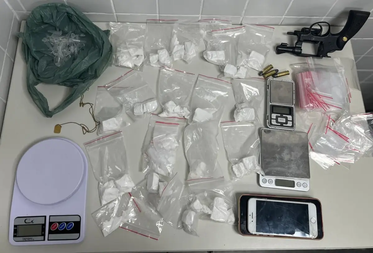 PM prende dois homens por tráfico de drogas e porte ilegal de arma em Feira de Santana