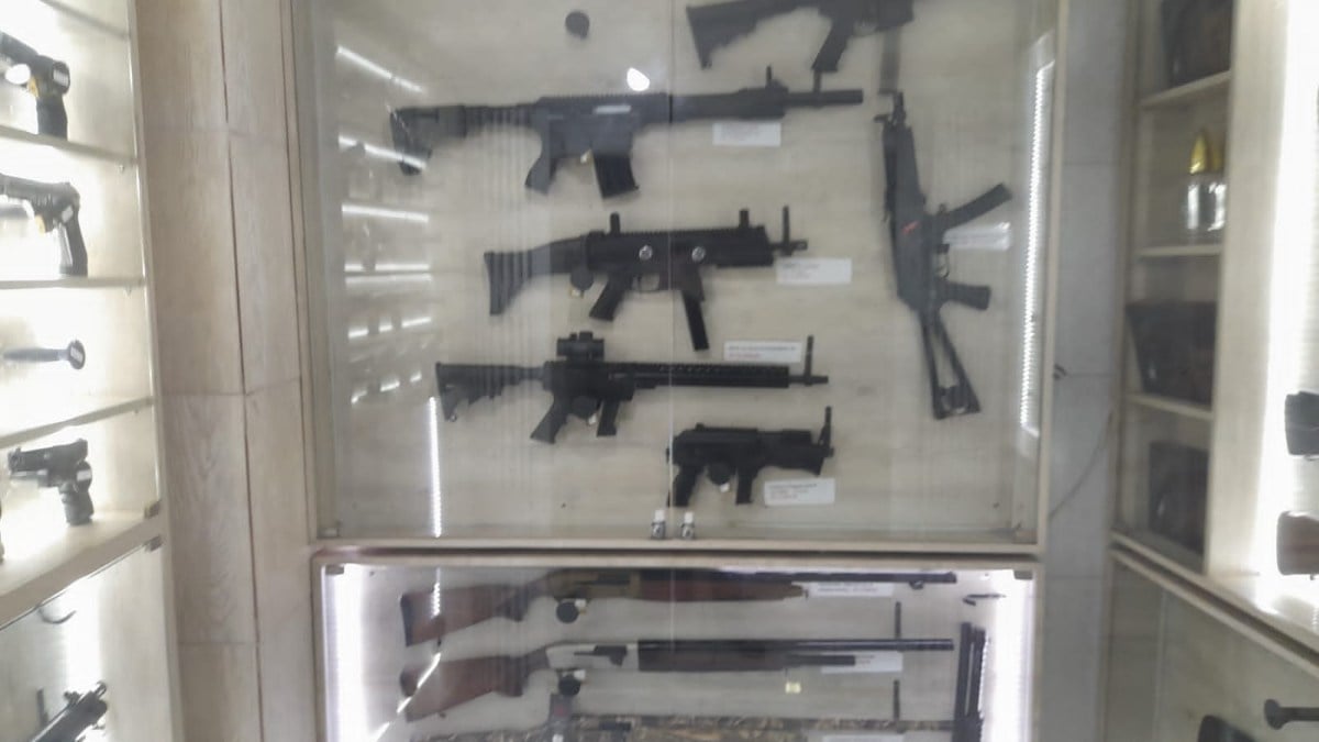 armamentos nas prateleiras