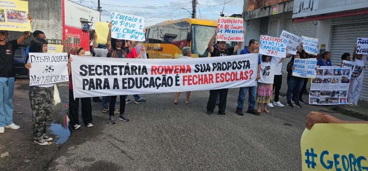 manifestação contra fechamento do colégio estadual georgina em feira de Santana