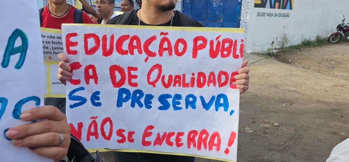 manifestação contra fechamento do colégio estadual georgina em feira de Santana