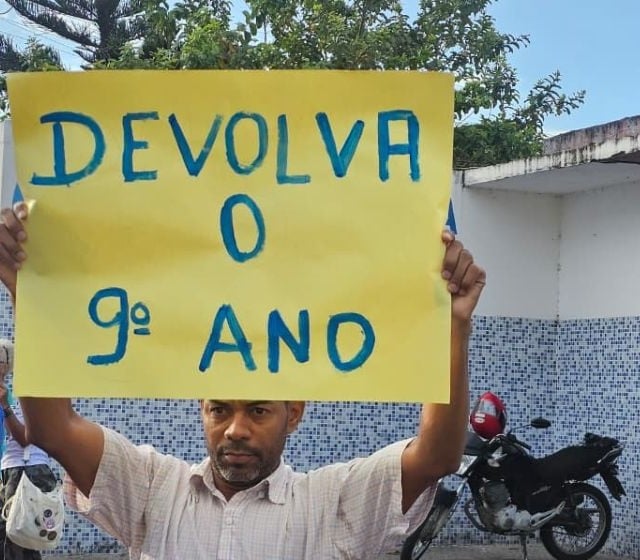 manifestação contra fechamento do colégio estadual georgina em feira de Santana