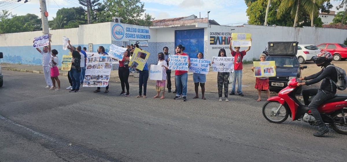 manifestação contra fechamento do colégio estadual georgina em feira de Santana