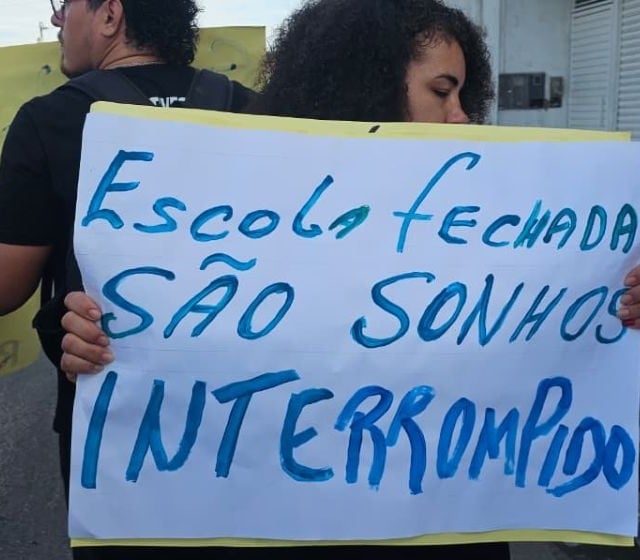 manifestação contra fechamento do colégio estadual georgina em feira de Santana
