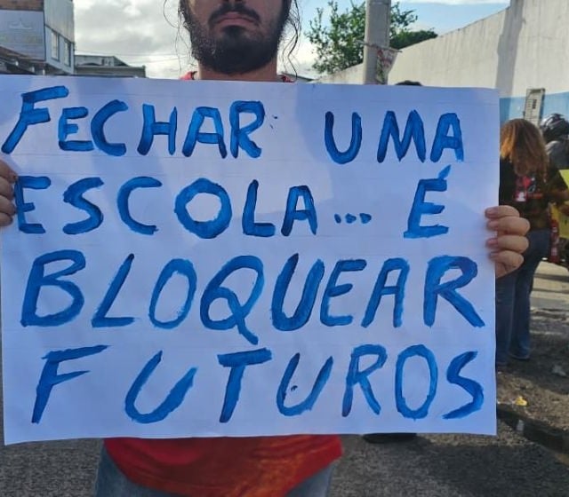 manifestação contra fechamento do colégio estadual georgina em feira de Santana