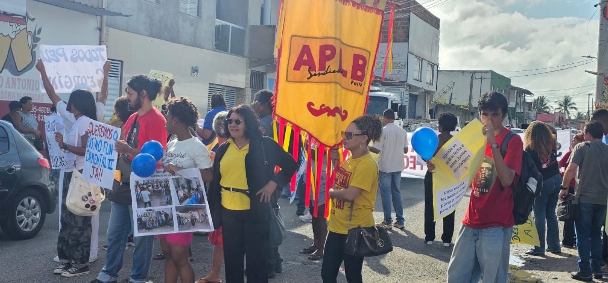 manifestação contra fechamento do colégio estadual georgina em feira de Santana