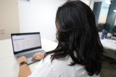 mulher no computador - mec ensino a distância EAD