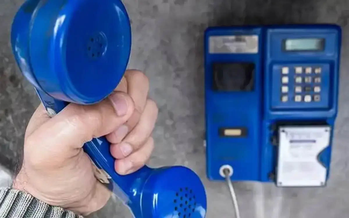 Até o final de 2028, orelhões serão extintos em todo o Brasil