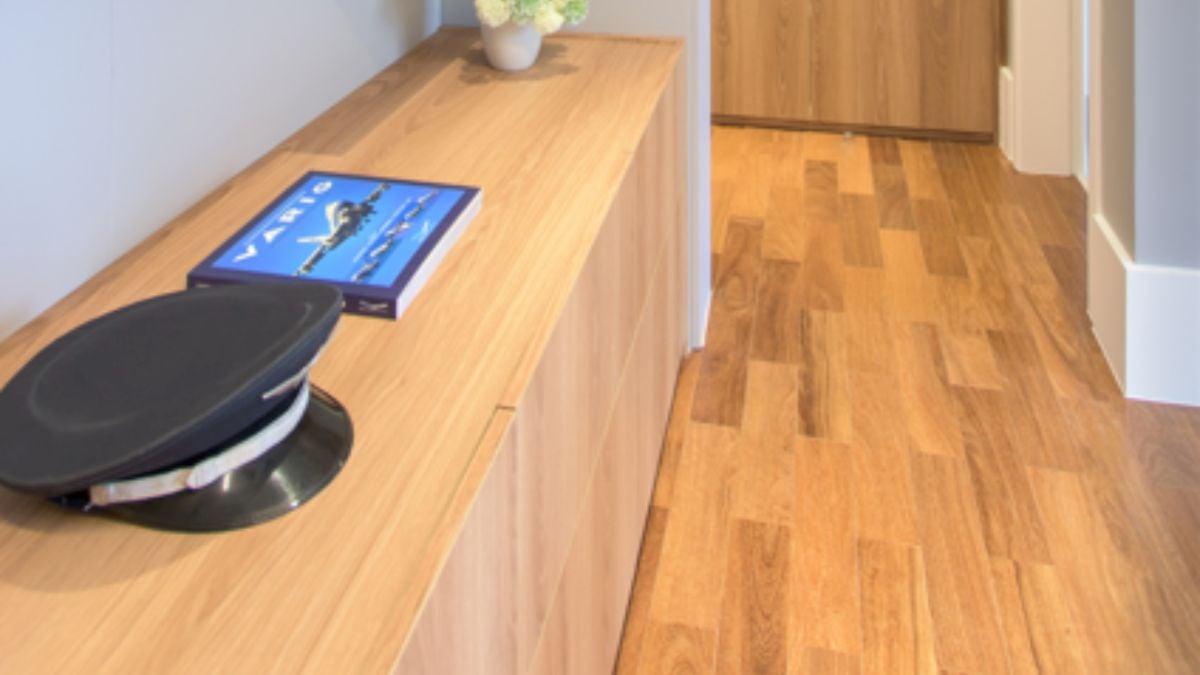 A instalação exige um preparo cuidadoso do contrapiso, que deve estar nivelado e seco | Projeto do escritório Dantas & Passos Arquitetura