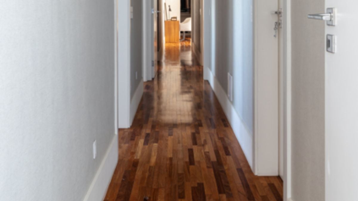 O termo ‘chão de taco’ refere-se ao piso de madeira formado por pequenas peças retangulares de madeira maciça, conhecidas de ‘tacos’ no Brasil. As peças são cortadas em diversos tamanhos e colocadas lado a lado para criar um padrão no chão | Projeto do escritório Dantas & Passos Arquitetura