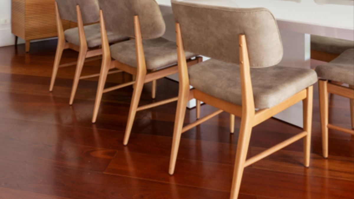 Pisos de madeira devem ser preservados da incidência de sol e da umidade, pois podem estragar facilmente. Danielle e Paula também ressaltam o cuidado na movimentação de móveis para não riscá-los – os tapetes são excelentes para essa proteção –, e a leitura do rótulo de qualquer produto antes da aplicação no taco | Projeto do escritório Dantas & Passos Arquitetura