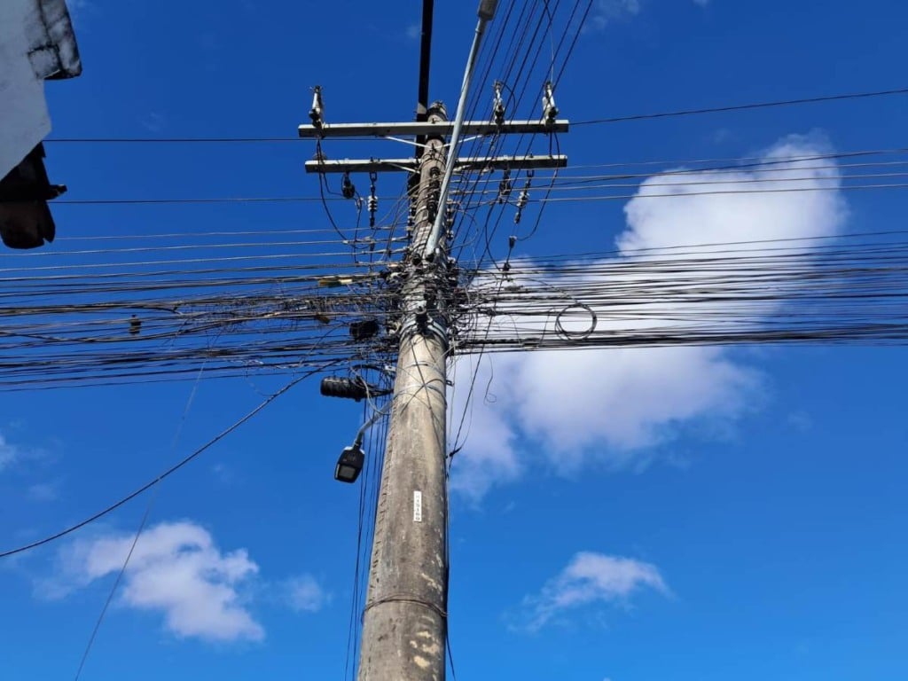 poste com muitos fios