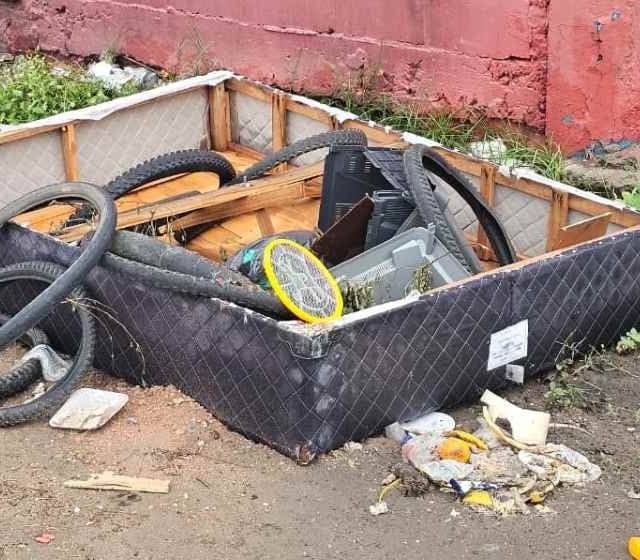 Moradores do bairro Jardim Cruzeiro sofrem há cerca de 20 anos com descarte irregular de lixo na rua Campo Formoso