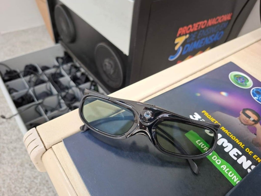 A biblioteca é equipada com óculos de realidade virtual