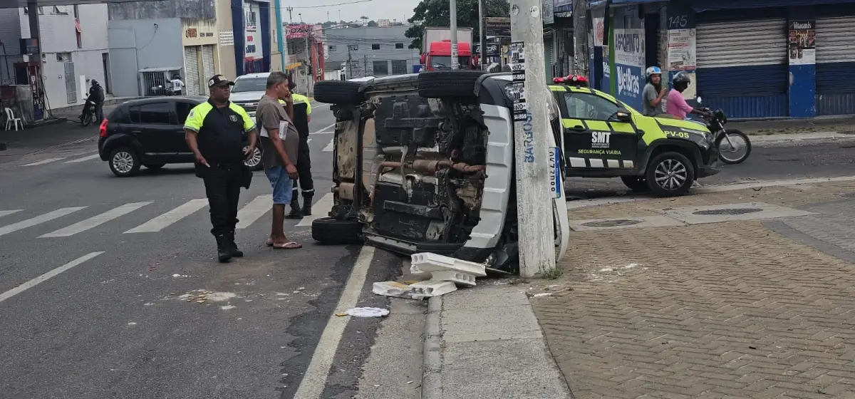 Acidente deixa dois feridos na Avenida Senhor dos Passos, em Feira de Santana