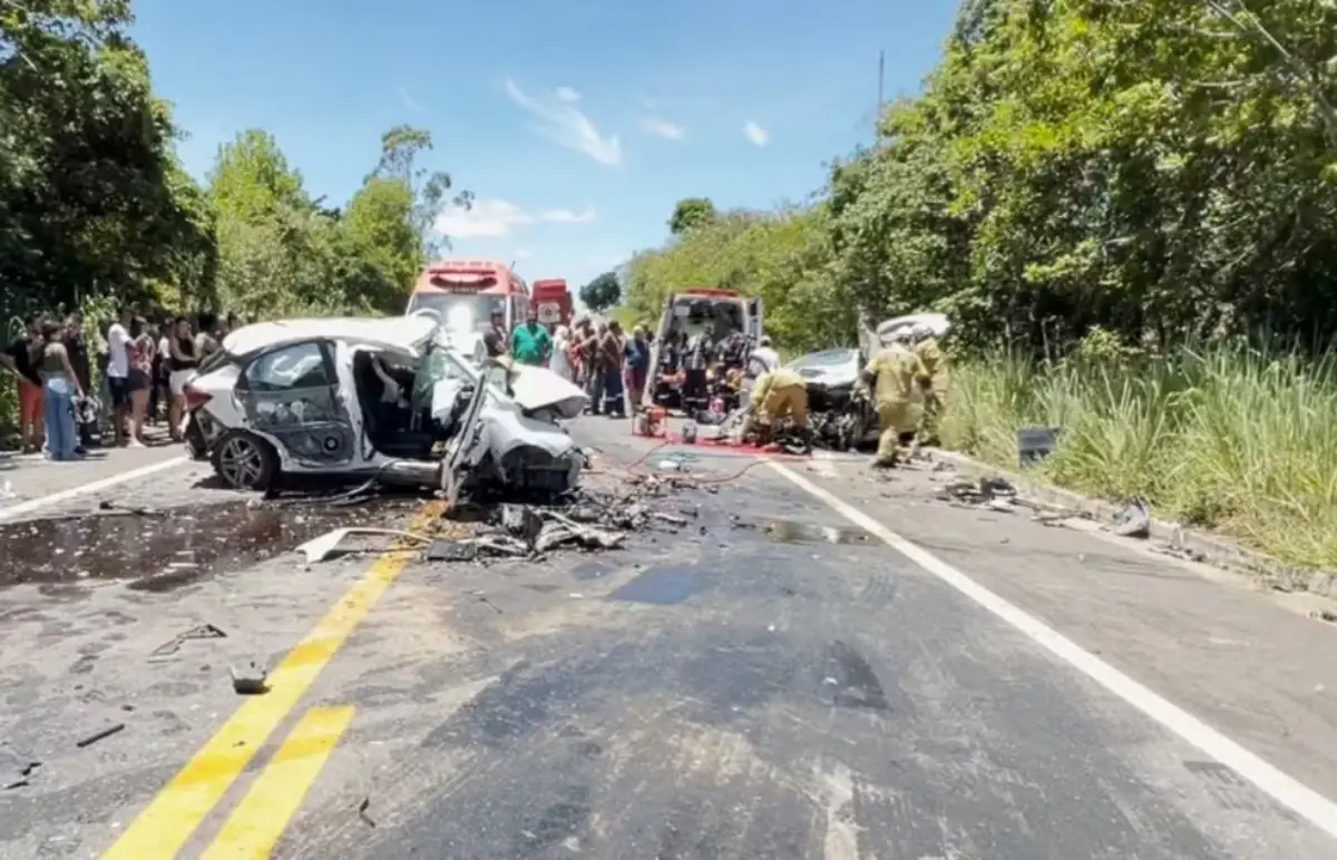 Três pessoas morrem após batida entre carros na Bahia