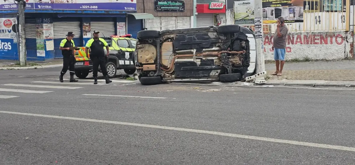 Acidente deixa dois feridos na Avenida Senhor dos Passos, em Feira de Santana