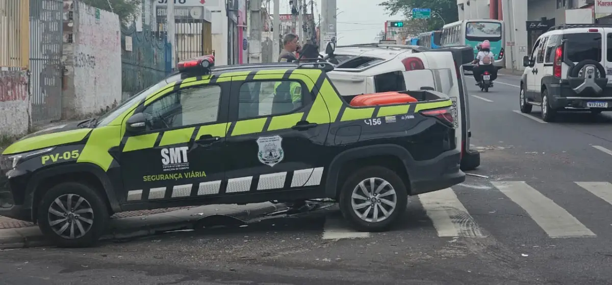 Acidente deixa dois feridos na Avenida Senhor dos Passos, em Feira de Santana