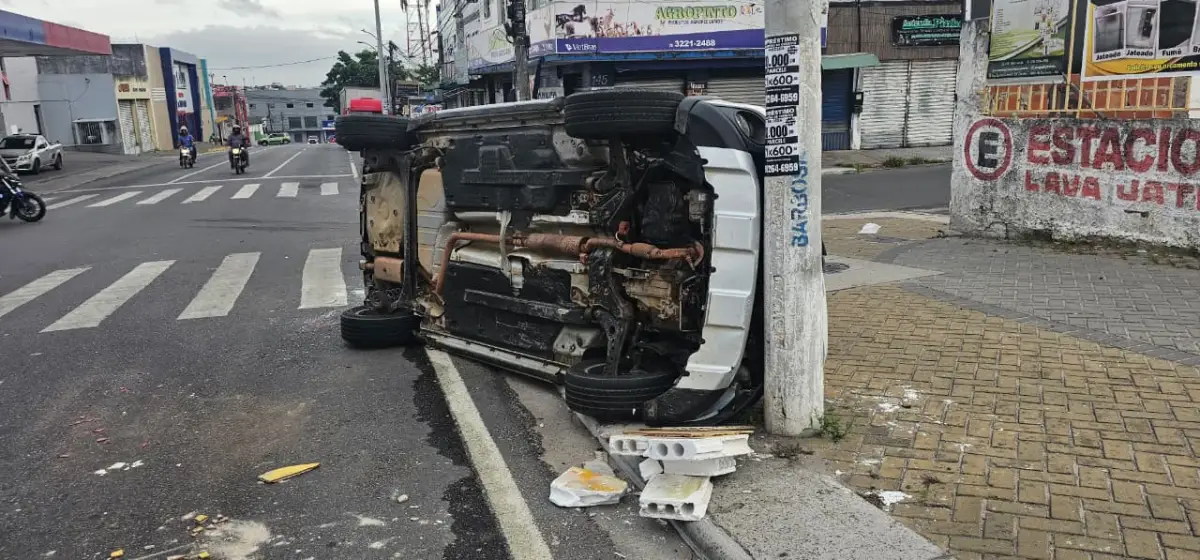 Acidente deixa dois feridos na Avenida Senhor dos Passos, em Feira de Santana