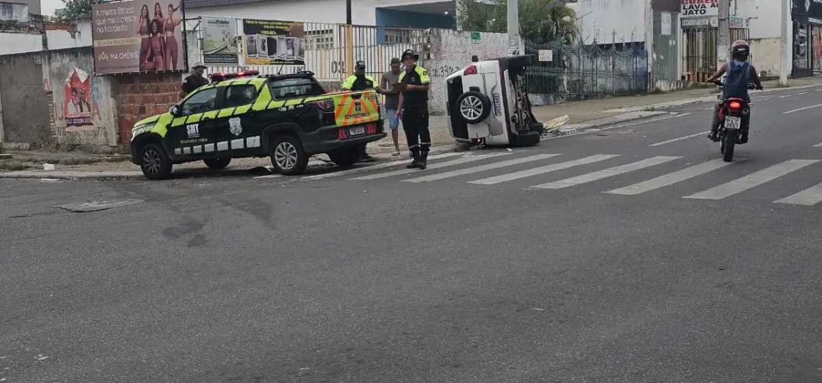Acidente deixa dois feridos na Avenida Senhor dos Passos, em Feira de Santana