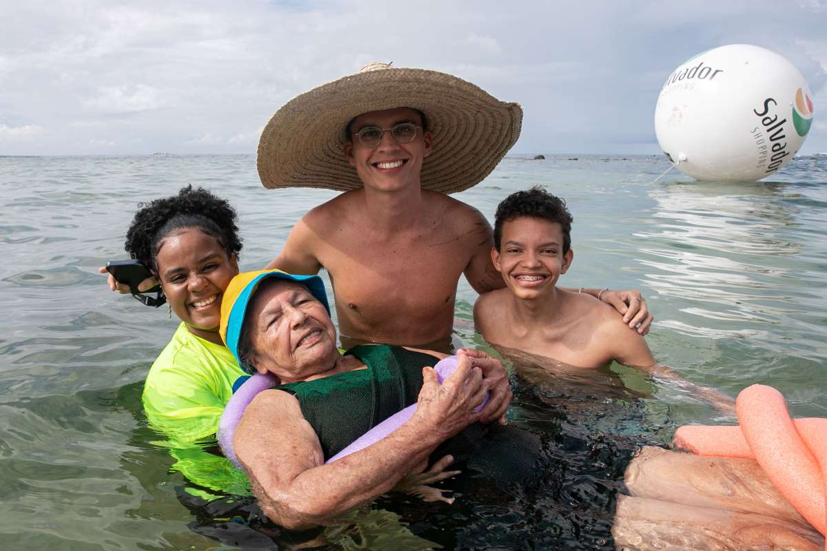 Banho de mar em família Banho de mar em família
