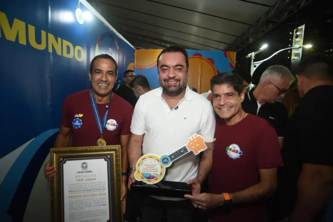 Carnaval começa oficialmente com homenagem ao samba e entrega da chave da cidade ao Rei Momo