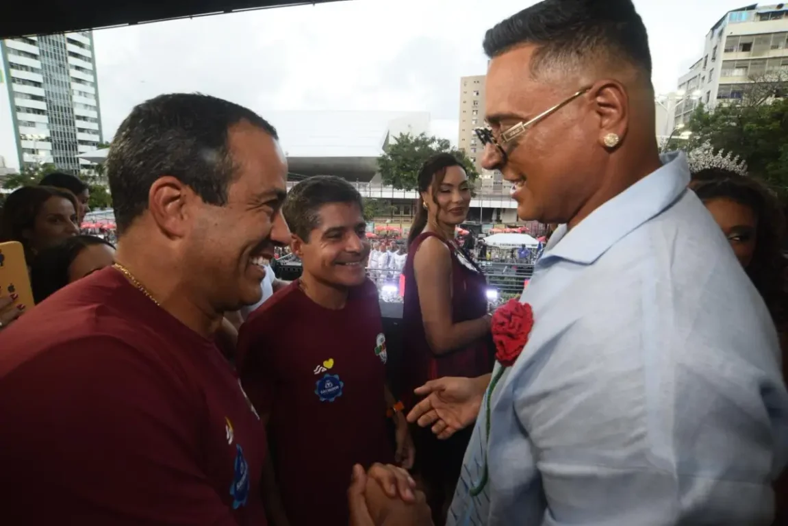 Carnaval começa oficialmente com homenagem ao samba e entrega da chave da cidade ao Rei Momo